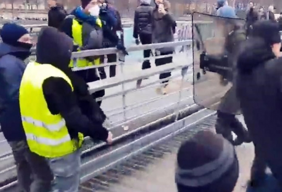 Fransada etiraz aksiyaçıları ilə polis arasında qarşıdurma olub