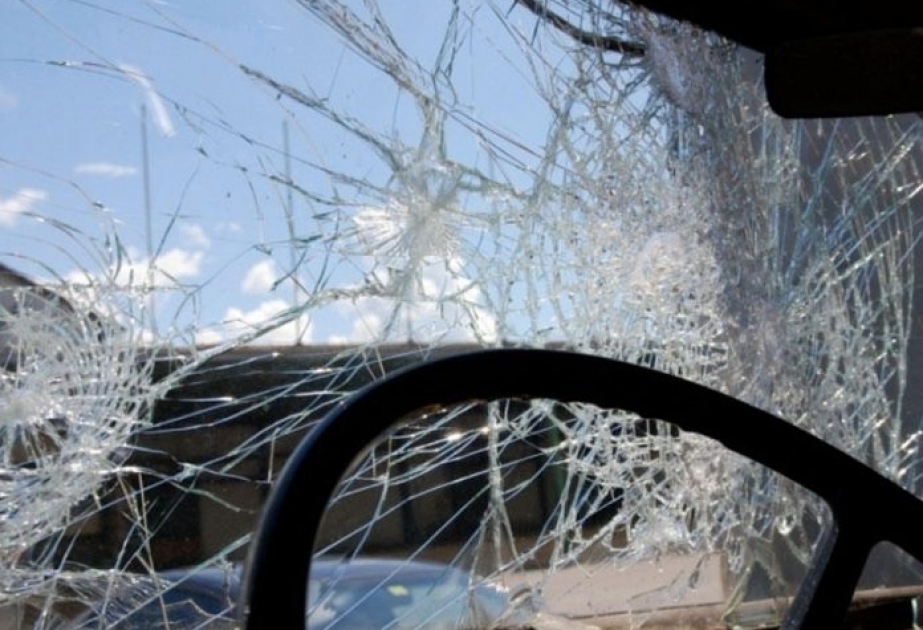 Hacıqabulda “Mercedes” markalı avtomobil aşıb, 3 nəfər yaralanıb