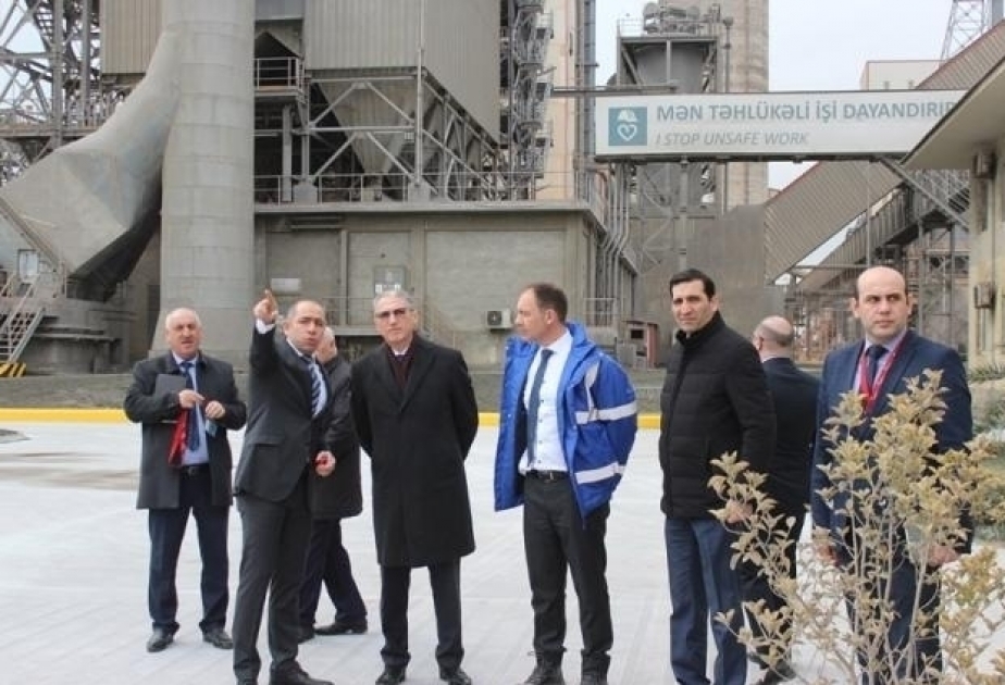 Министр экологии и природных ресурсов посетил завод компании «Holcim Азербайджан»