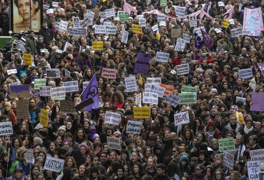 İspaniyanın feminist təşkilatları qadın hüquqları ilə “alver edən” partiyalara qarşı çıxırlar