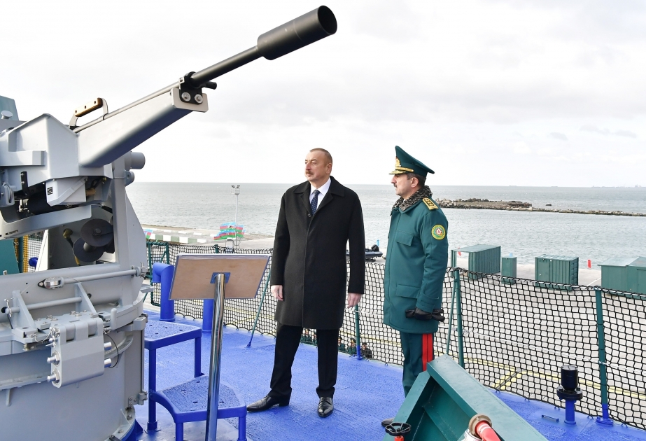 Staatspräsident Ilham Aliyev inspiziert neu gebautes Grenzwachschiff "Tufan" VIDEO