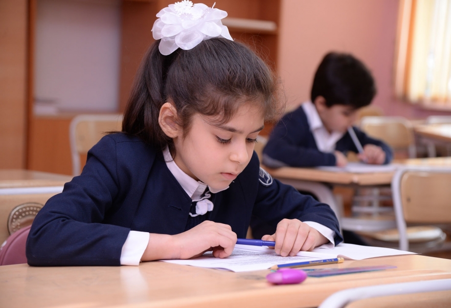 Orta məktəbi vaхtından əvvəl bitirmək istəyən şagirdlər imtahan veriblər