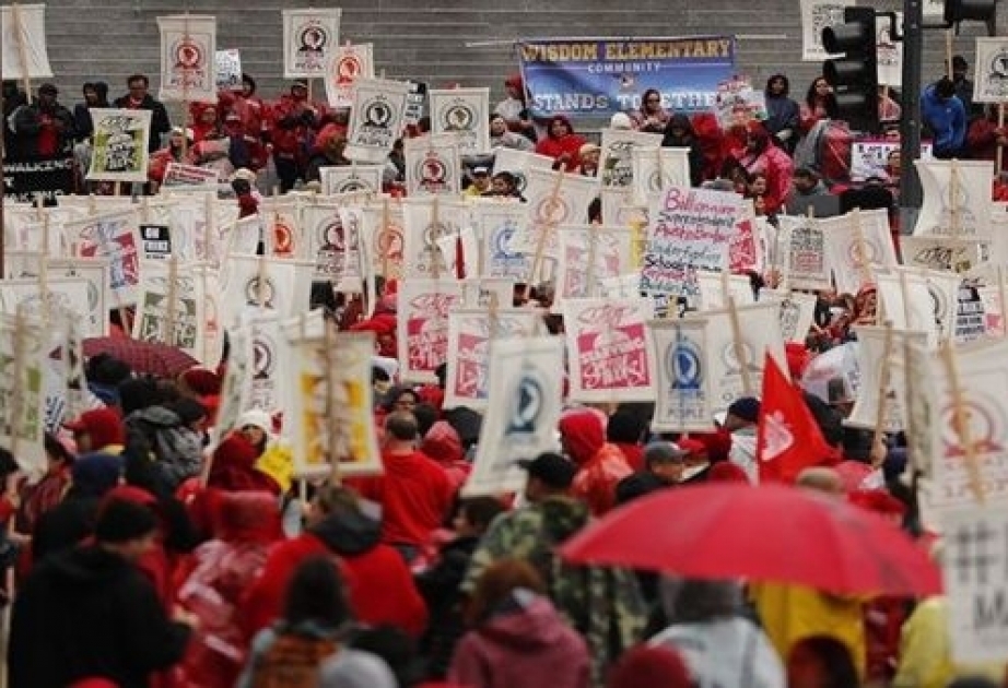 Más de 30.000 maestros se declaran en huelga en Estados Unidos