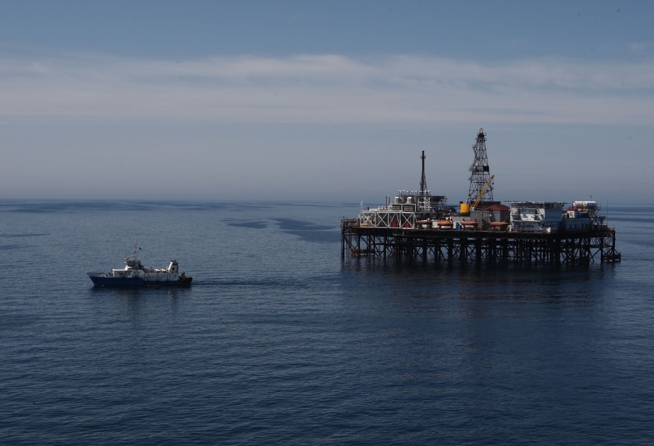 С целью усиления мер безопасности на море эвакуируется более 1700 нефтяников