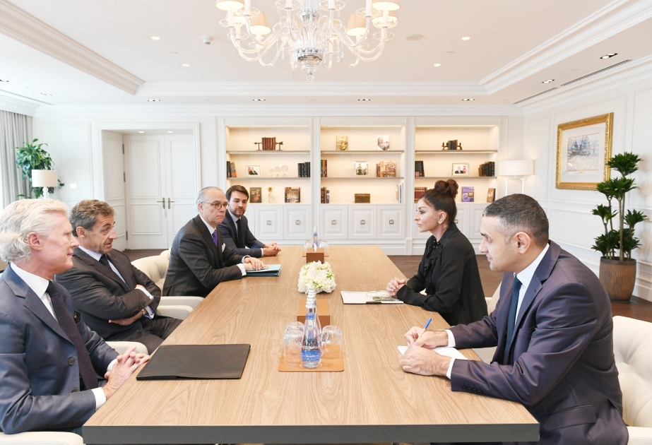 La primera vicepresidenta de Azerbaiyán, Mehriban Aliyeva, se juntó con el ex presidente galo Nicolas Sarkozy