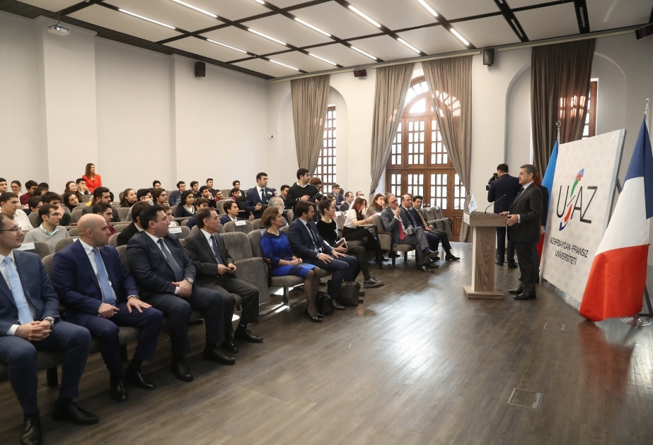Ex presidente galo visitó la Universidad franco-azerbaiyana