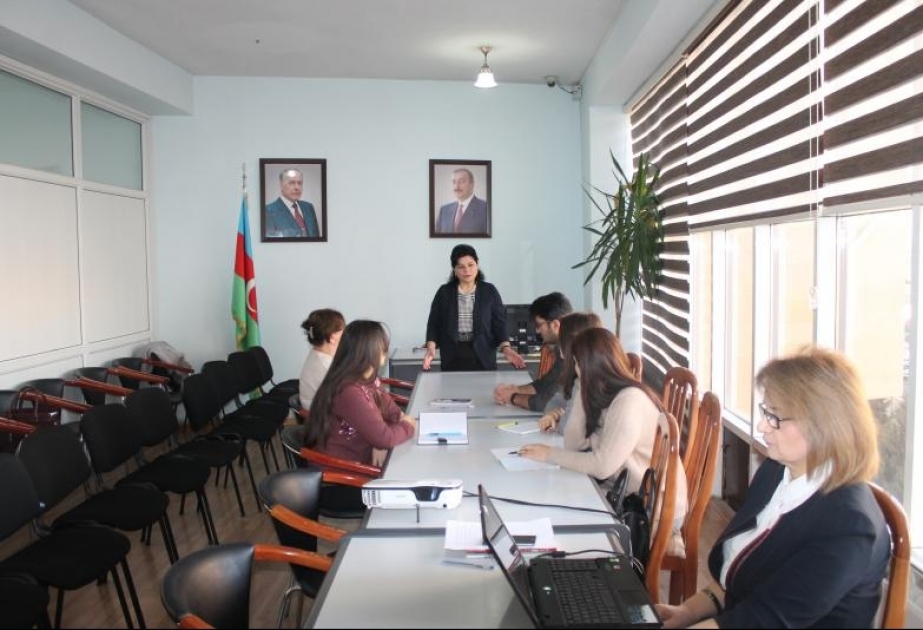Elmi-metodik seminarda 7-ci sinif “Fizika” dərsliyinin müzakirəsi aparılıb