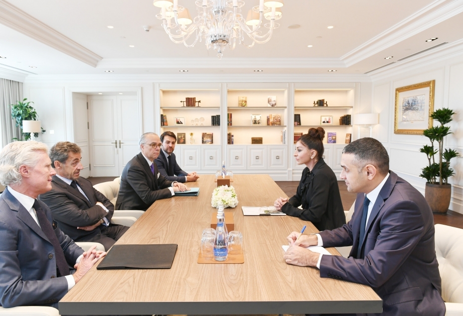 النائبة الأولى للرئيس الأذربيجاني مهربان علييفا تستقبل رئيس فرنسا السابق نيكولا ساركوزي