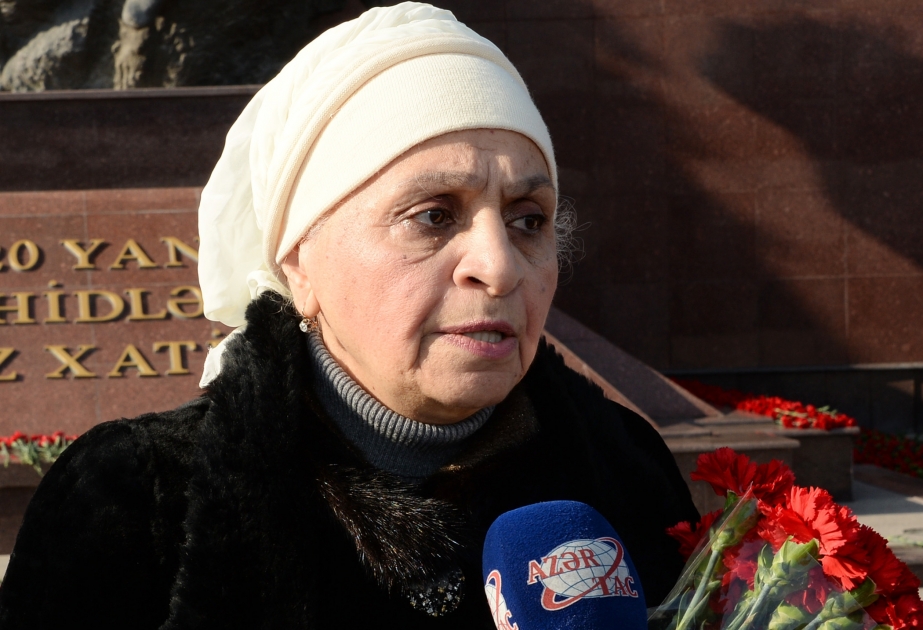 Gənclərimiz 20 Yanvar meydanında faciə qurbanlarının xatirəsinə ucaldılmış abidəni ziyarət etməklə tariximizi yada salırlar