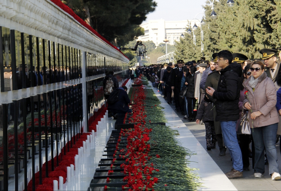 Yanvarın 20-də Şəhidlər xiyabanını, şəhidlərin xatirə komplekslərini yüz minlərlə insan ziyarət edib