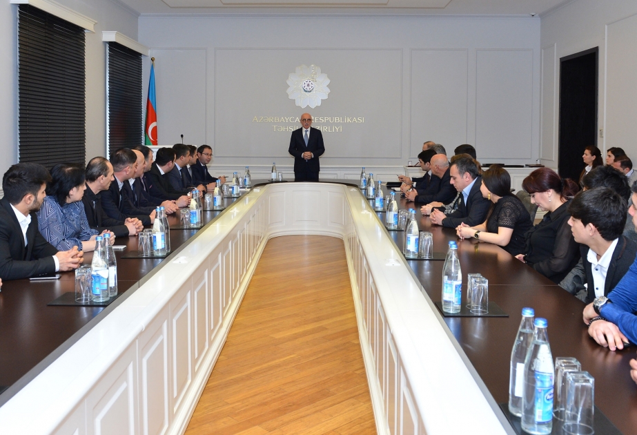 Təhsil Nazirliyində səmərəli fəaliyyətinə görə bir qrup şəxs mükafatlandırılıb
