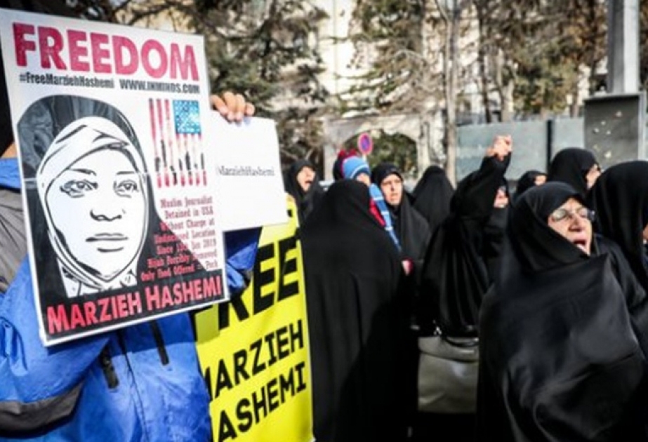 İsveçrənin Tehrandakı səfirliyi önündəki aksiyada jurnalistə azadlıq tələb edilib