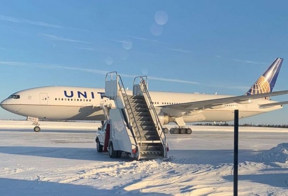 Пассажиры United Airlines застряли в самолете на 16 часов после экстренной посадки в Канаде