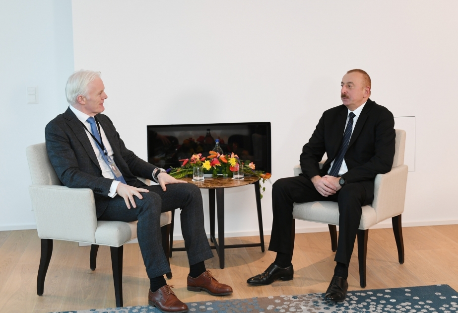 El presidente Ilham Aliyev mantuvo una entrevista con el vicepresidente de Microsoft