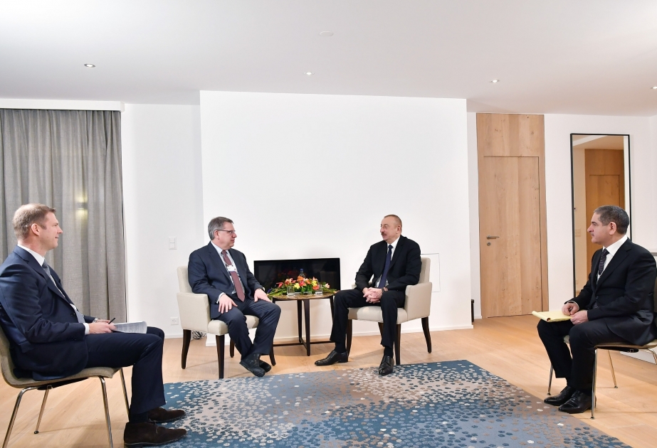 Treffen von Staatspräsident Ilham Aliyev mit Präsident der “Boston Consulting Group” in Davos VIDEO