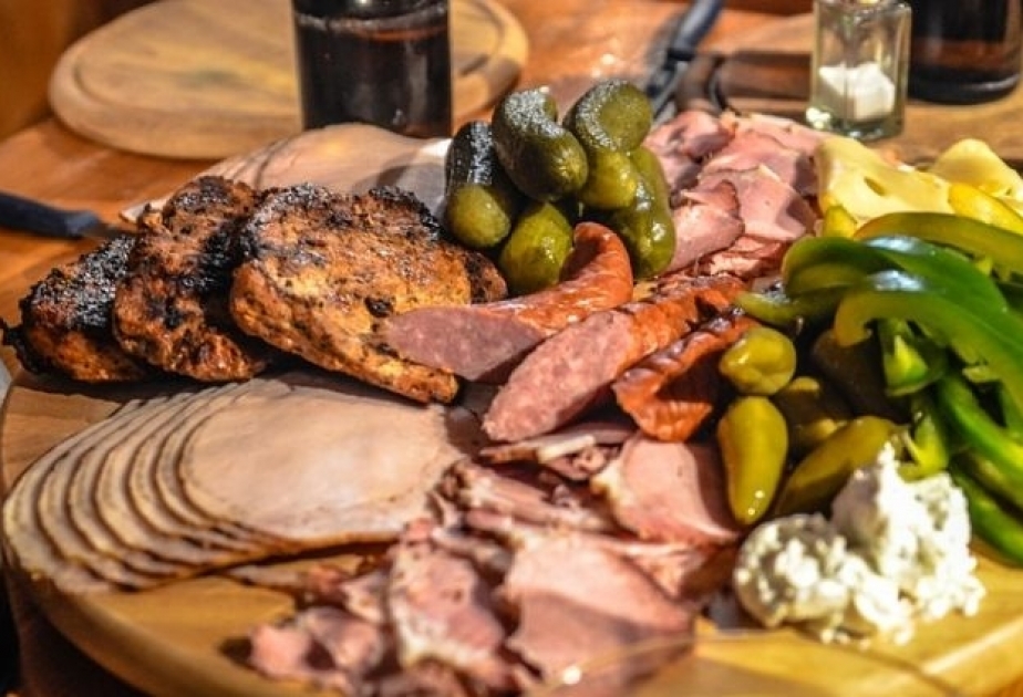 Онкологи не рекомендуют увлекаться мясными деликатесами