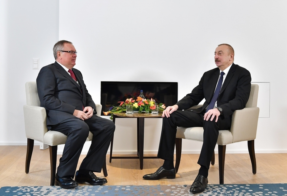 El jefe de estado Ilham Aliyev mantuvo una entrevista con el presidente del Consejo de Administración del Banco VTB, Andréi Kostin