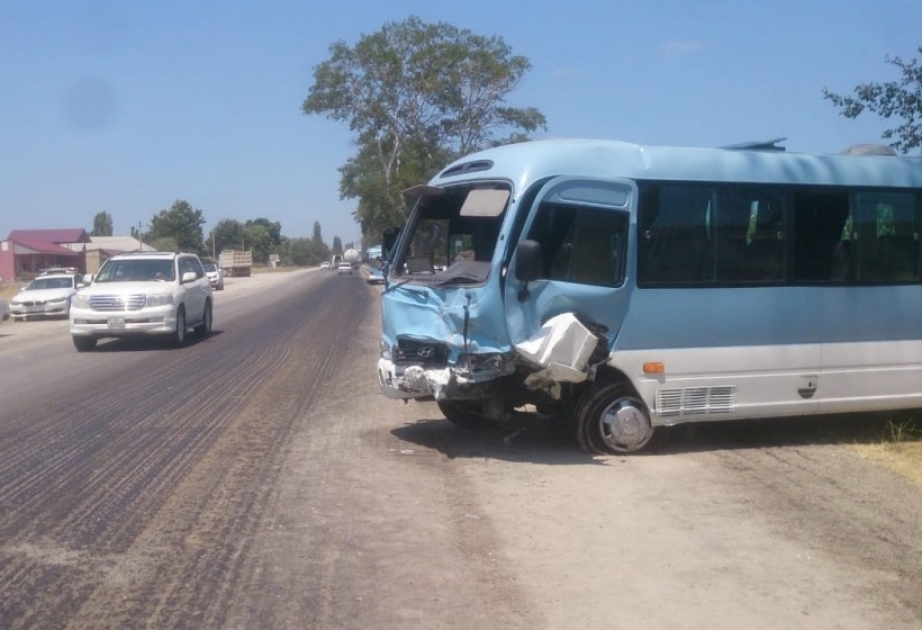 Qusardan Bakıya gedən sərnişin mikroavtobusu Xızıda yük avtomobil ilə toqquşub