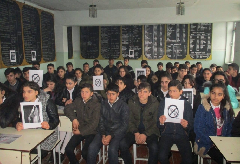 Polislər məktəblilərlə görüşüblər