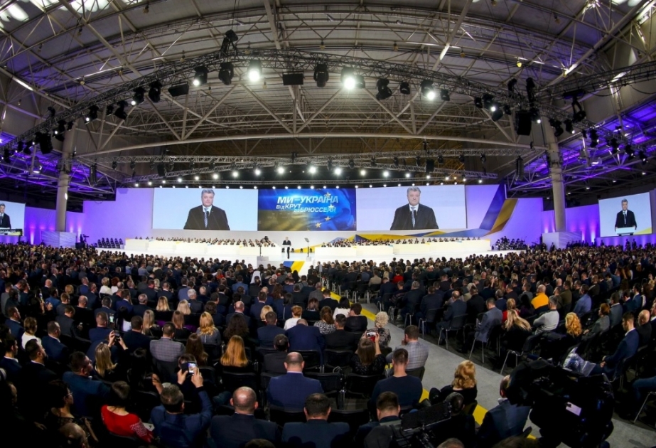 Petro Poroşenko prezidentliyə namizədliyini irəli sürəcəyini rəsmən elan edib