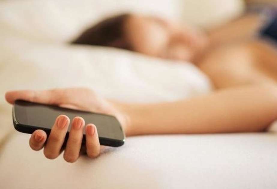У детей, пользующихся смартфоном перед сном, повышается риск недосыпания и ожирения