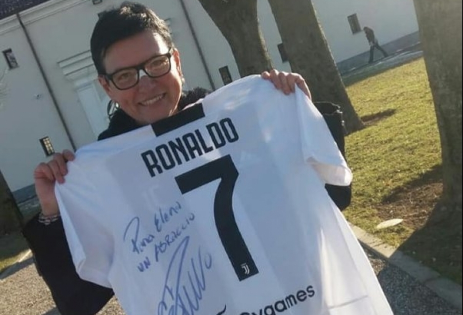 Роналду подарил футболку болельщице, которой разбил нос