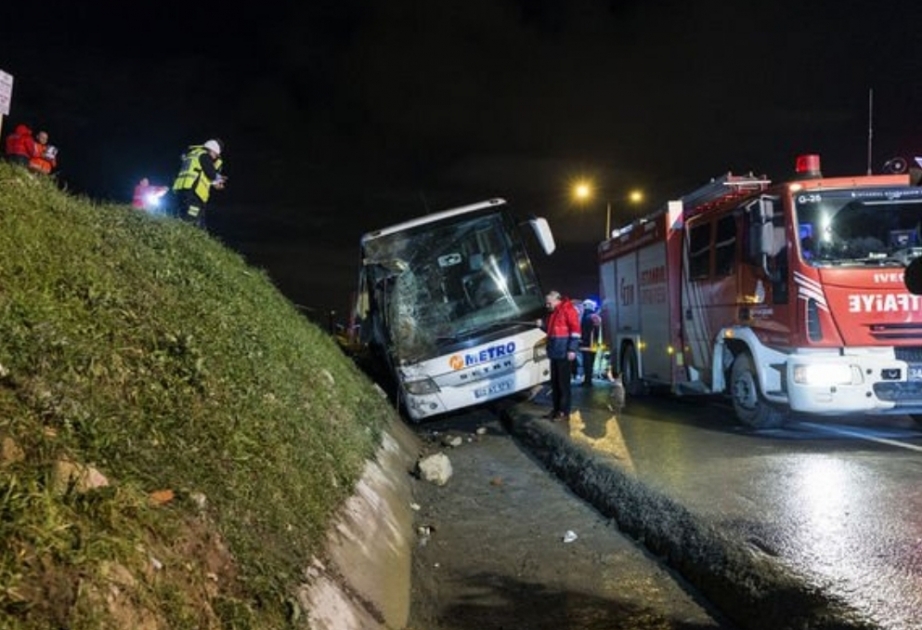 İstanbulda sərnişin avtobusu aşıb, ölənlər var VİDEO