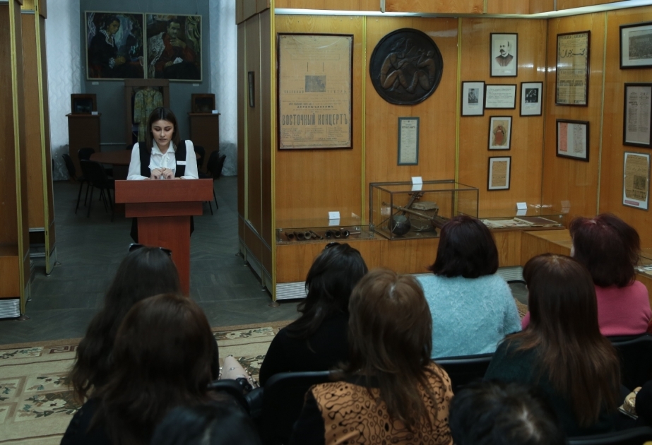 讨论俄罗斯戏剧学院对阿塞拜疆国家剧院发展的影响