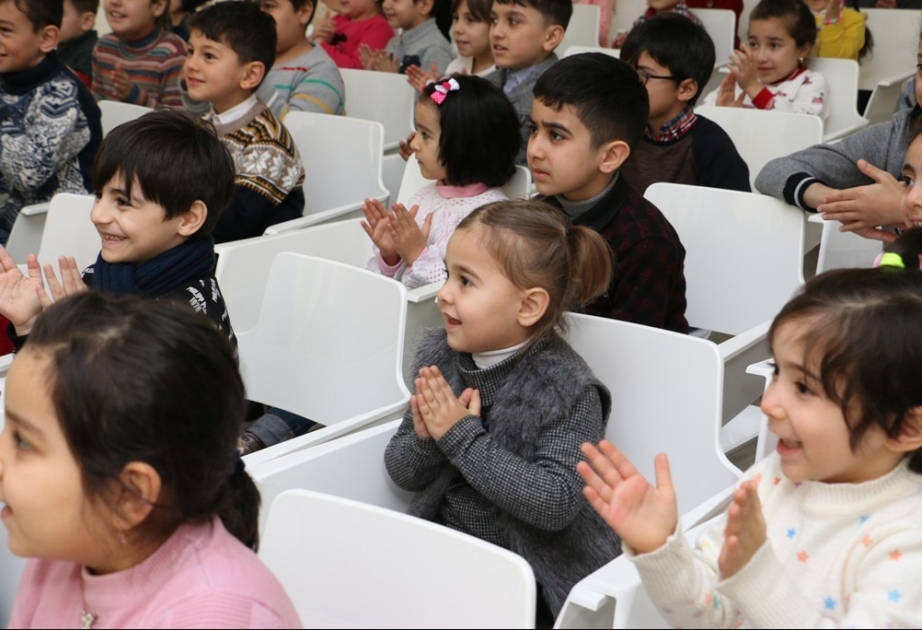 Sumqayıtlı balacalar “Dovşanın evi” tamaşasına baxıblar