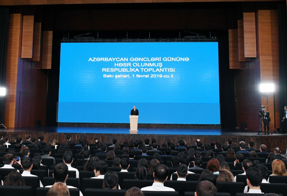 Republikanische Versammlung zum Tag aserbaidschanischer Jugend  Präsident Ilham Aliyev nimmt an Versammlung teil VIDEO
