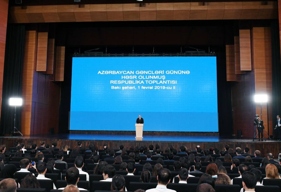 Sesión republicana dedicada al Día de la Juventud azerbaiyana Ilham Aliyev líder azerbaiyano asistió a la reunión