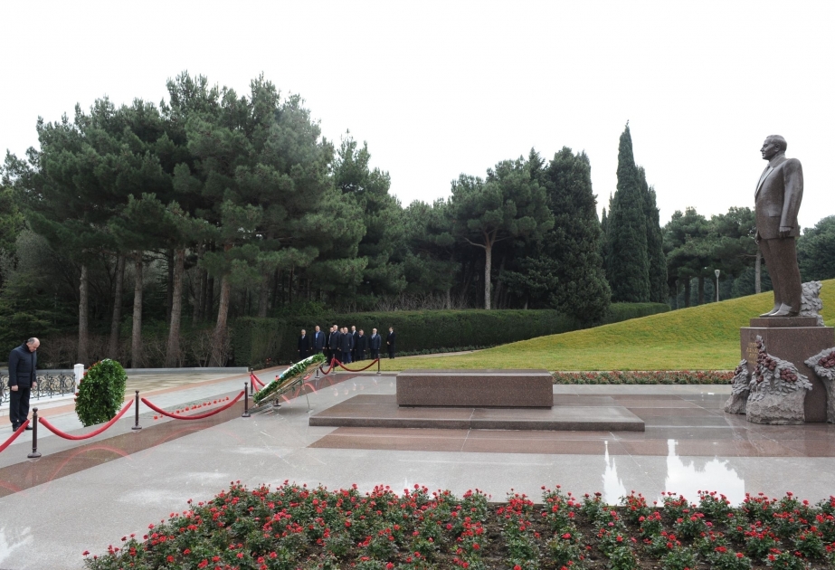 Líder de la República de Karacháyevo-Cherkesia visitó la tumba del líder nacional Heydar Aliyev y Callejón de los Mártires