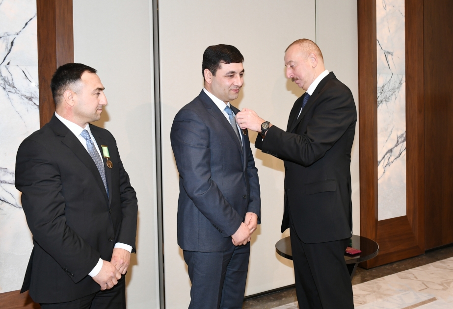 Präsident Ilham Aliyev zeichnet Brüder Sabir und Umid Schirinov mit Medaille "Für Bravour" aus VIDEO