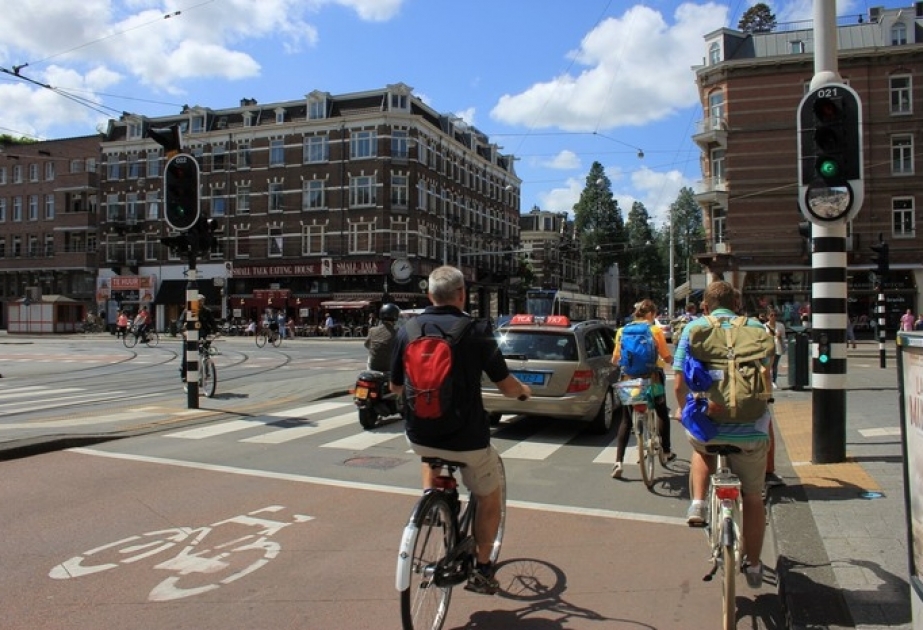 Niderlandda velosipedçilər mobil qurğulardan istifadəyə görə cərimələnəcək