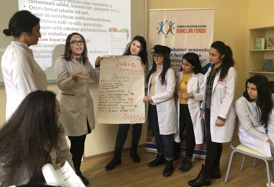 Gəncə Tibb Kollecinin tələbələrinə könüllülük və sosial fəaliyyət barədə təlim keçilib