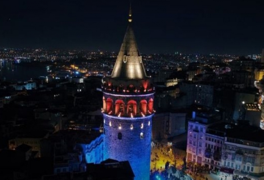 Qalata qülləsi mavi və narıncı rənglərə boyanıb