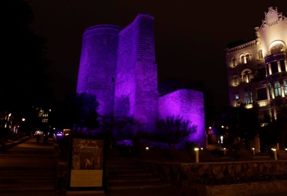Девичья башня была подсвечена в фиолетовый цвет