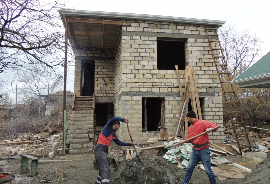 Ağdamda erməni silahlı birləşmələrinin artilleriya atəşi nəticəsində zərər dəymiş evlər bərpa olunur