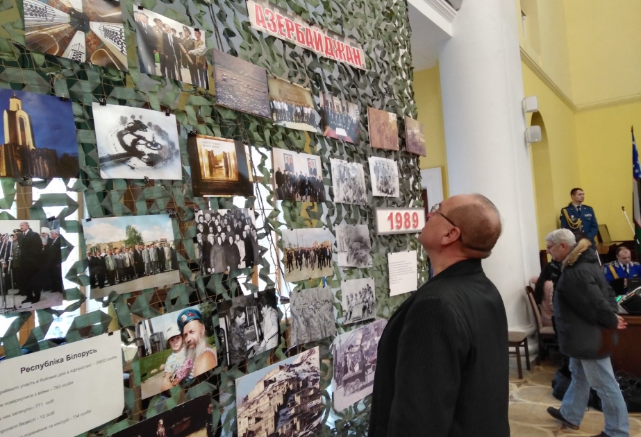 Kiyevdə fotosərgidə Azərbaycan hərbçilərinin Əfqanıstanda keçdiyi döyüş tarixinə dair stend nümayiş olunur