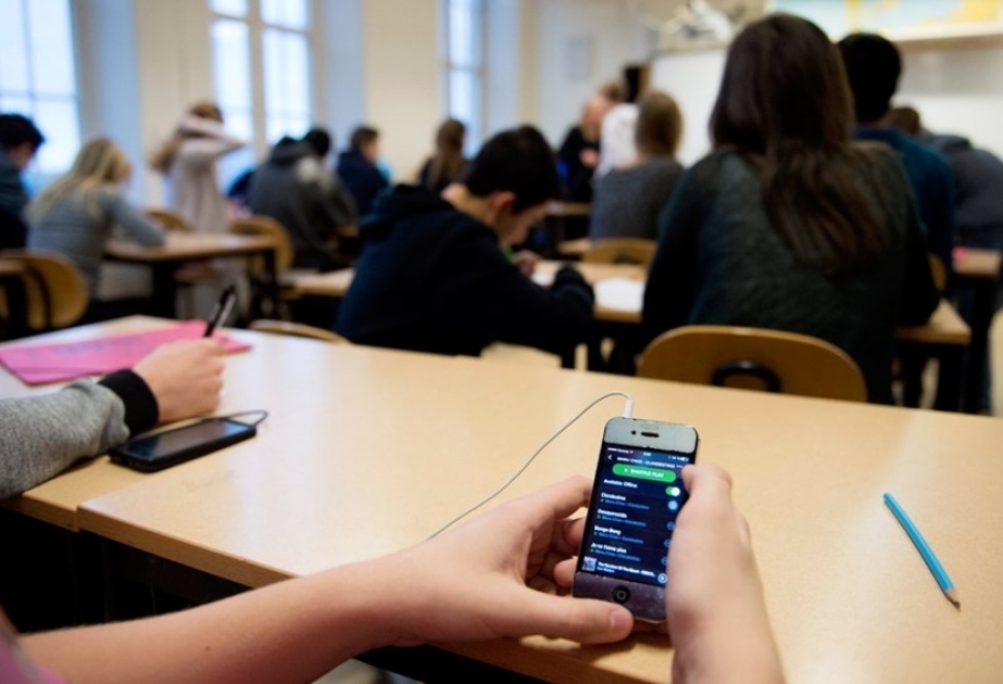 İsveç hökuməti dərs zamanı mobil telefondan istifadəni qadağan etmək istəyir