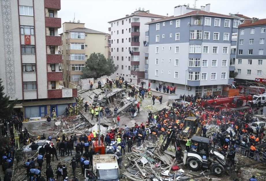 İstanbulda uçan binanda 43 nəfər qeydiyyatda olub