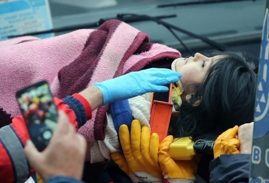 В Стамбуле спустя 18 часов спасен пятилетний ребенок, оставшийся под обломками обрушившегося дома
