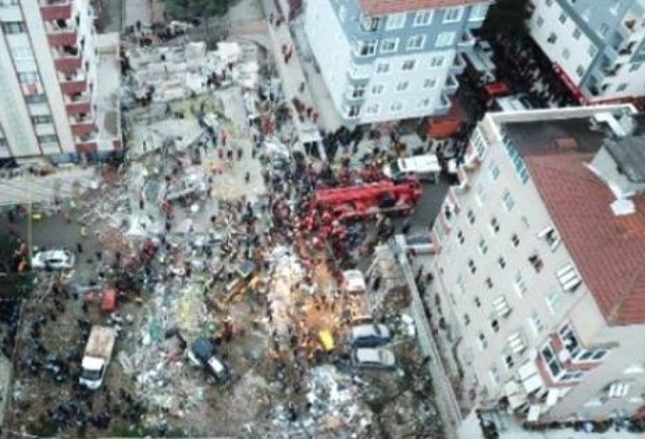 İstanbulda çökmüş binanın dağıntıları altından səslər eşidilir