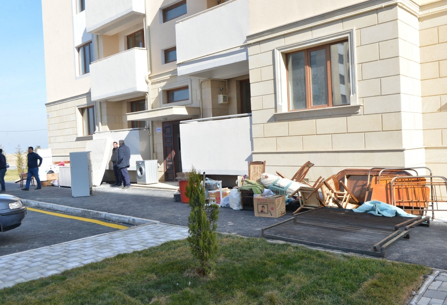Məcburi köçkün ailələrinin Abşeron rayonunda yeni yaşayış kompleksindəki mənzillərə köçürülməsinə başlanılıb