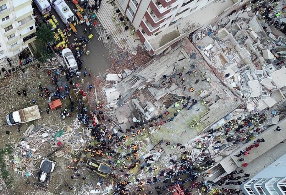 Из-под завалов рухнувшего в Стамбуле здания спасен 16-летний юноша