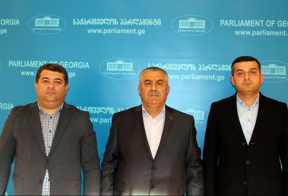 Gürcüstanın hakim partiyasından olan deputatlar Axalkalakidə erməni terrorçuya abidə qoyulmasına etiraz edirlər