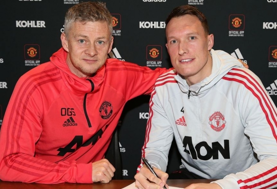 Phil Jones extends Manchester United contract until 2023