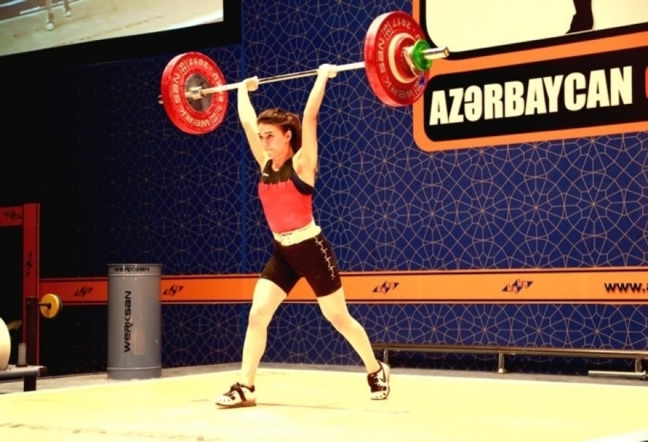 萨碧娜·阿季莫娃获得女子举重锦标赛金牌