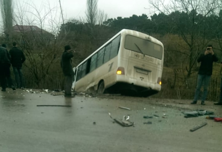 Qusarda sərnişin mikroavtobusu "Mercedes"lə toqquşub