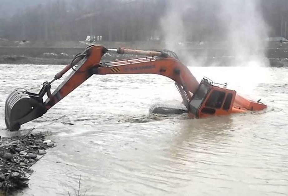 FHN: Qubada çaya aşan ekskavatorun sürücüsünün axtarışları davam etdirilir